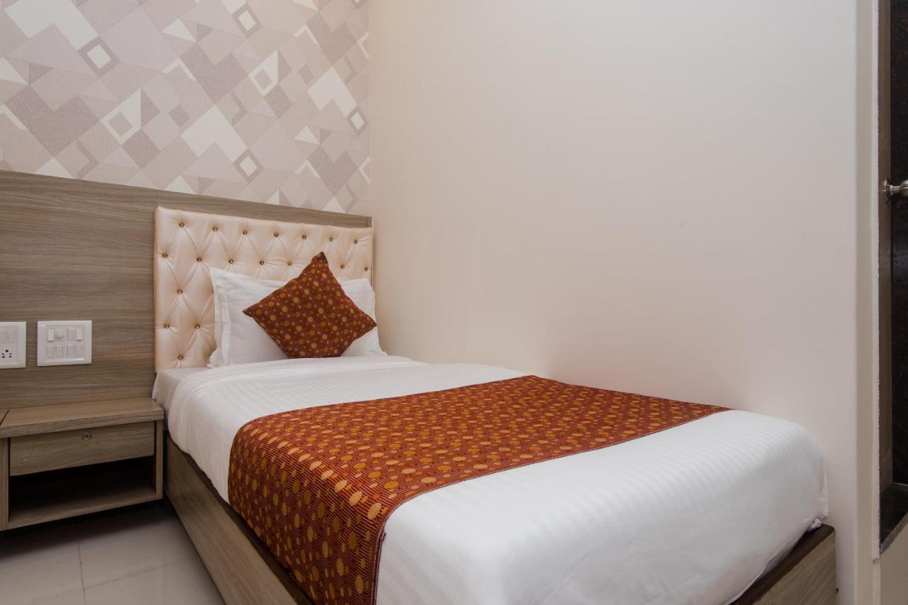 Oyo 14056 Golden Arch Hotel Mumbai Kültér fotó